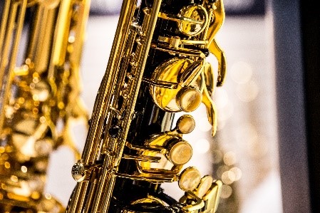 Close up of a saxaphone.